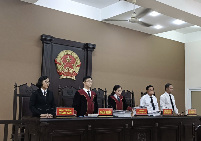 Thành viên trong Hội đồng xét xử của Tòa án Nhân dân tỉnh Bình Dương. Ảnh: Báo Lao Động.