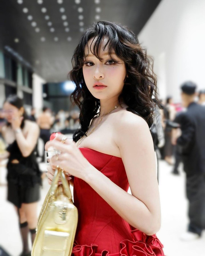 Nhờ thiết kế cúp ngực ôm sát cơ thể đã giúp Hiền Hồ khoe trọn vẻ đẹp hình thể, từ vòng 1 đầy đặn đến vòng eo thon gọn. Chiếc váy không chỉ có nhiệm vụ tôn lên vóc dáng, mà còn giúp nữ ca sĩ khoe khéo đôi chân dài miên man. Bộ trang phục mang đến cho Hiền Hồ vẻ ngoài gợi cảm, quyến rũ nhưng không hề phản cảm. 