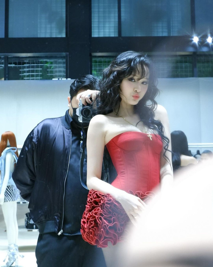 Bộ ảnh này ngay lập tức thu hút sự chú ý bởi không chỉ nhờ vào nhan sắc ngày càng thăng hạng của Hiền Hồ, mà còn ở cách cô lựa chọn trang phục và phụ kiện để tạo nên sự nổi bật và khác biệt. Với mái tóc xoăn nhẹ nhàng, gương mặt thanh tú cùng lối trang điểm tinh tế đã giúp Hiền Hồ càng tỏa sáng trong bộ váy đỏ rực rỡ.