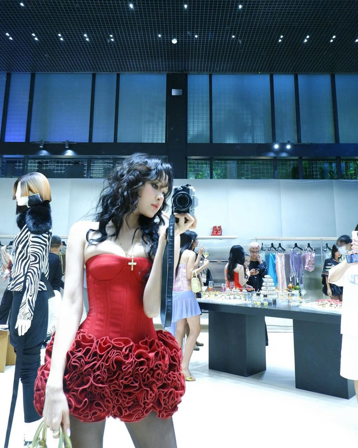 Hiền Hồ lại gây bão MXH với bộ ảnh mới, khi xuất hiện trong bộ váy đỏ cúp ngực đầy táo bạo, nhấn mạnh vòng 1 nét căng và gợi cảm. Bộ váy không chỉ giúp tôn lên vòng 1 đầy đặn, mà còn khoe trọn vẹn đôi vai trần quyến rũ của Hiền Hồ. Đặc biệt phần chân váy ngắn với họa tiết hoa 3D tinh xảo càng làm tăng thêm vẻ nữ tính và quyến rũ cho nữ ca sĩ.