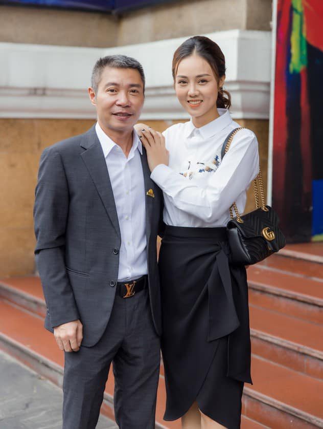 Dù gặp không ít khó khăn, nhưng vợ Công Lý vẫn luôn bên cạnh động viên, hỗ trợ chồng vượt qua biến cố sức khoẻ, trở lại hoạt động nghệ thuật.
