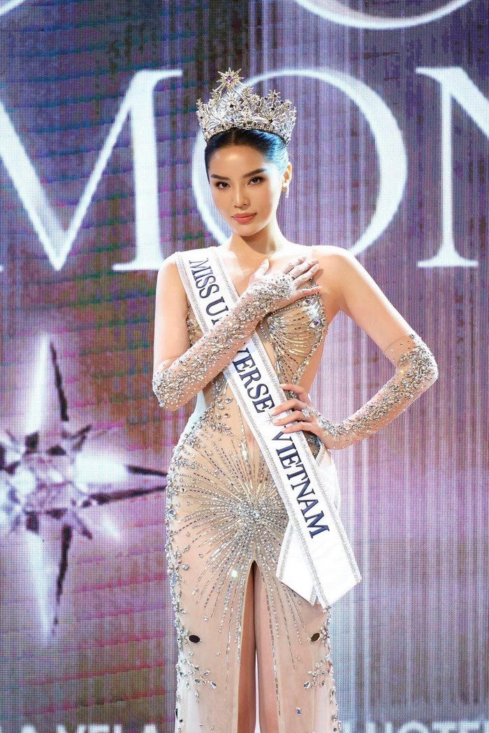 Hoa hậu Kỳ Duyên không đặt nặng vấn đề sử dụng tiếng Anh tại Miss Universe 2024. Cô sẽ nhờ hỗ trợ từ phiên dịch viên để hoàn toàn tốt các phần thi nói ở cuộc thi. 
