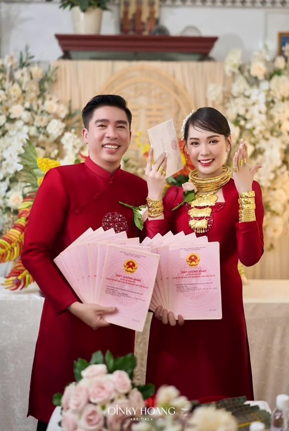 Đám cưới dát vàng của cặp đôi cô dâu chú rể gây sốt mạng xã hội mấy ngày vừa qua.