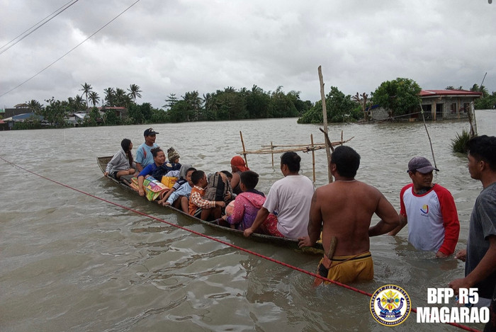 Bão Kristine gây lụt nặng tại Philippines, hàng triệu người đối mặt khó khăn.