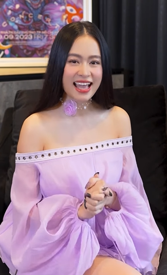 Hoàng Thùy Linh trông rất quyến rũ trong chiếc đầm tím pastel nhẹ nhàng.