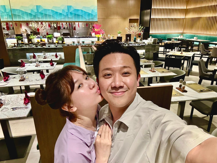 Vợ chồng Trấn Thành - Hari Won đồng hành từ công việc đến cuộc sống hàng ngày.