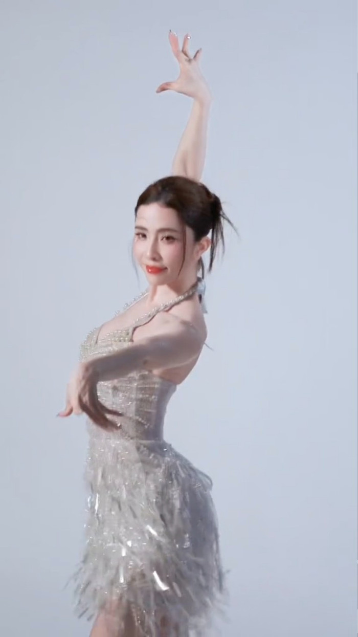 Quỳnh Nga khéo khoe làn da trắng phát sáng với chiếc váy lấp lánh. Ảnh: Chụp màn hình