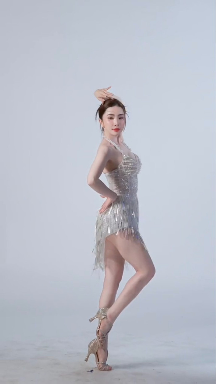 Vóc dáng hoàn hảo của Quỳnh Nga được phô trọn ở góc quay tại hậu trường. Ảnh: Chụp màn hình