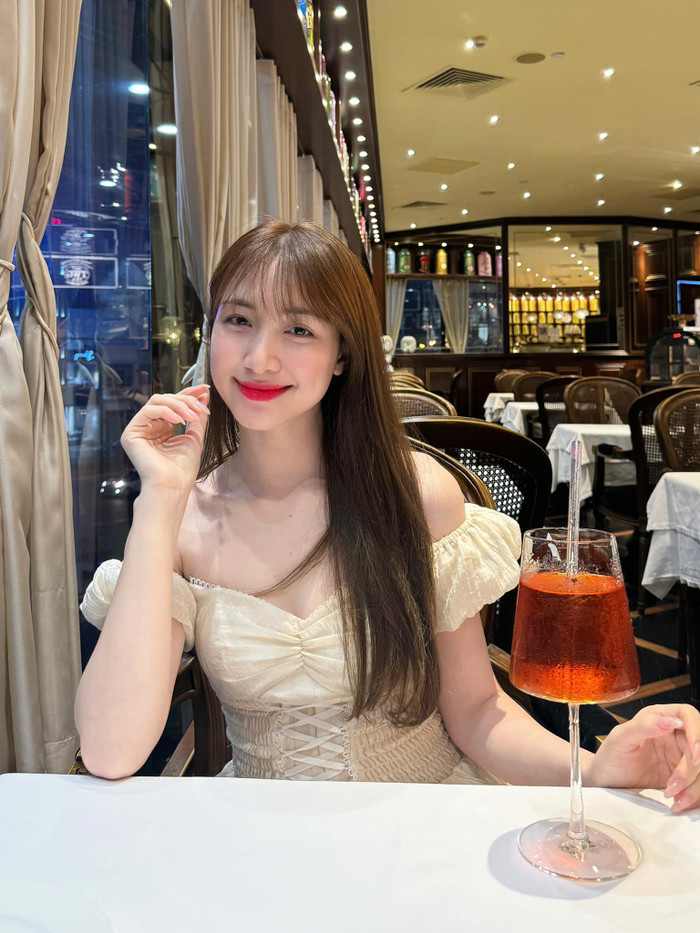 Hòa Minzy hiện độc thân, tập trung cho công việc và chăm sóc con trai.