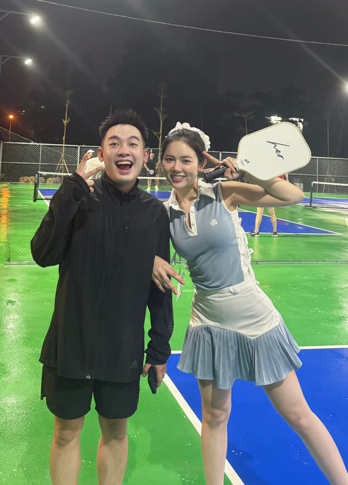 Ý Nhi từng có cơ hội gặp vlogger đời đầu với nghệ danh Phở Đặc Biệt (tên thật là Tô Bửu Phát) khi chơi pickleball. Ảnh: FBNV