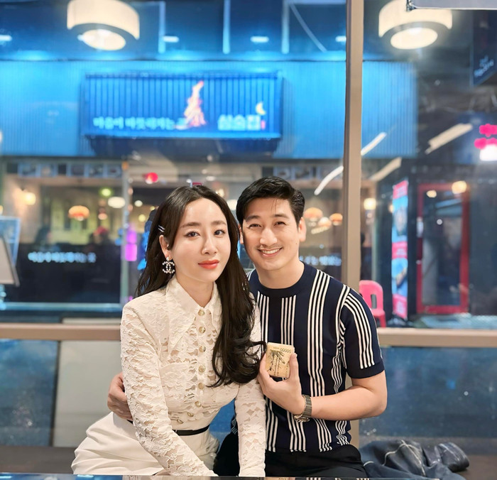 Cặp đôi thường xuyên chia sẻ khoảnh khắc tình tứ lên mạng xã hội.