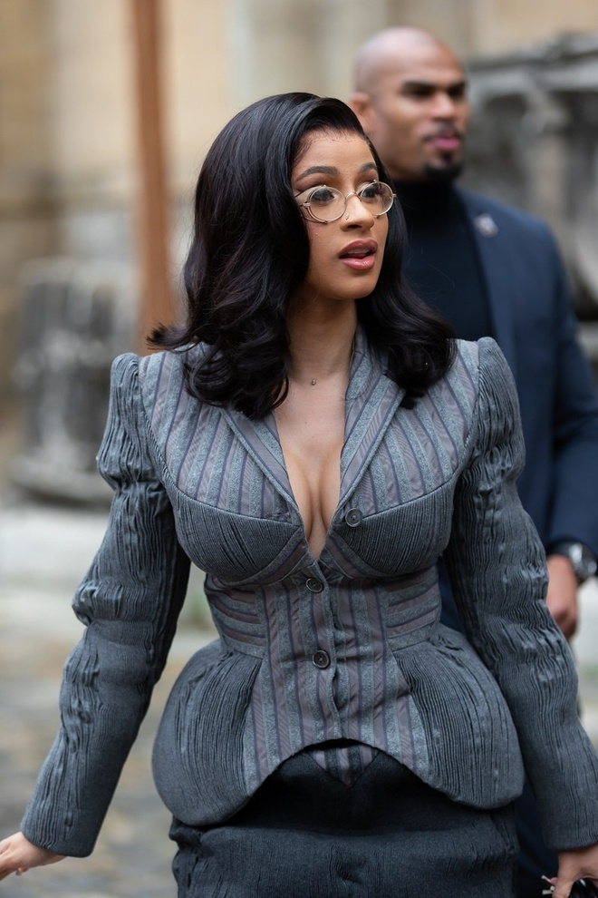 Điều đáng chú ý là bộ trang phục của Cardi B không chỉ phù hợp cho công việc mà còn rất linh hoạt, dễ dàng chuyển đổi từ ngày sang đêm.