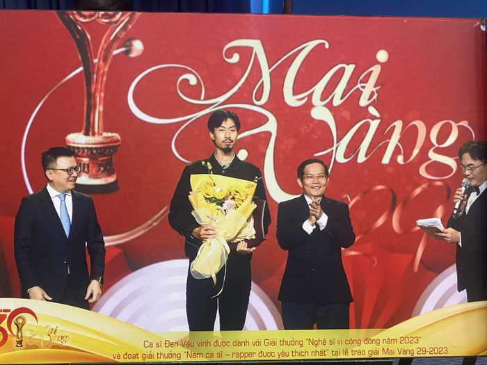 Triển lãm ảnh là một trong những hoạt động nhân dịp 30 năm giải thưởng Mai Vàng.