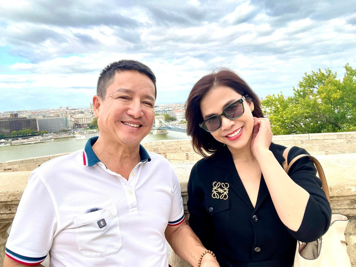 Nam nghệ sĩ và bạn gái Ý Lan.