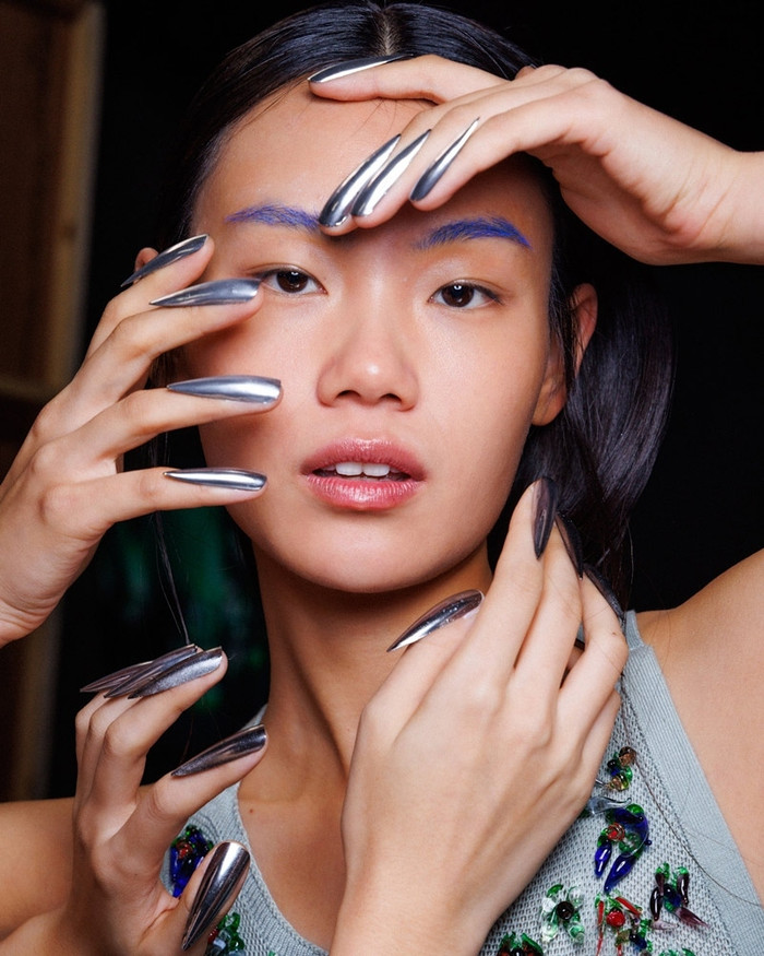Xu hướng móng tay dài, sắc nhọn cũng xuất hiện mạnh mẽ.