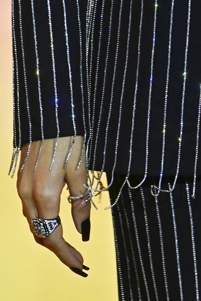 Các mẫu móng tay đen cũng là một trong những gam màu được ưa chuộng trong mùa này.