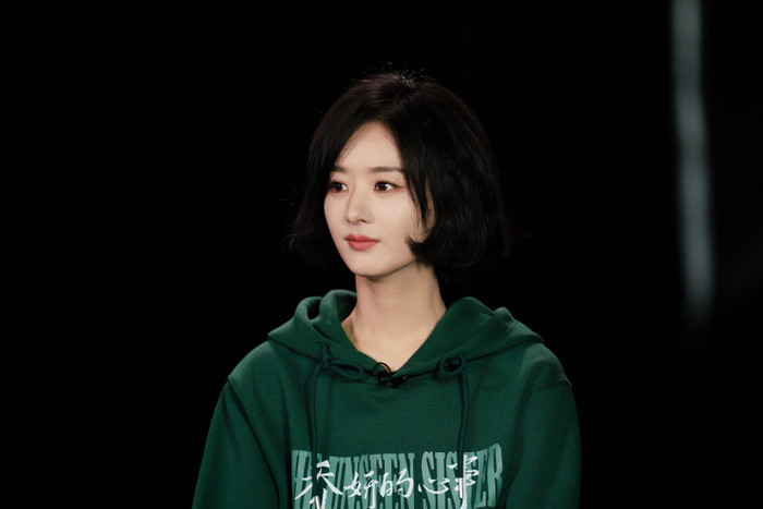 Triệu Lệ Dĩnh trong buổi tuyên truyền phim Tâm sự của Kiều Nghiên cùng với Tần Chỉ Lôi.