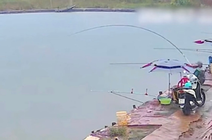 Đang ngồi câu cá, người đàn ông bị 'sấm sét như bom' bất ngờ đánh trúng và kết cục không ngờ Ảnh 2