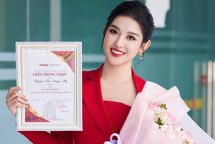 Á hậu Huyền My nhận giải thưởng trong một cuộc thi viết lách.