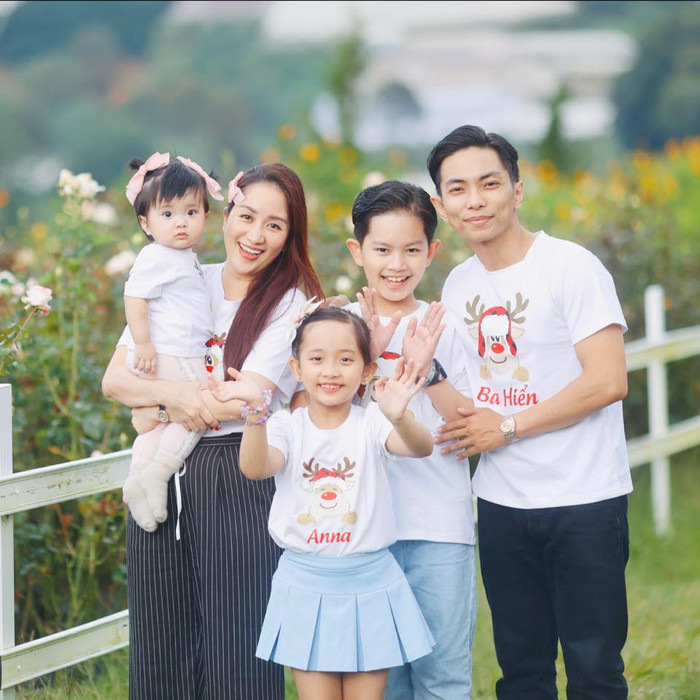 Chồng của Khánh Thi có tên thật là Minh Trường, tuy nhiên, anh thường dùng tên Phan Hiển.