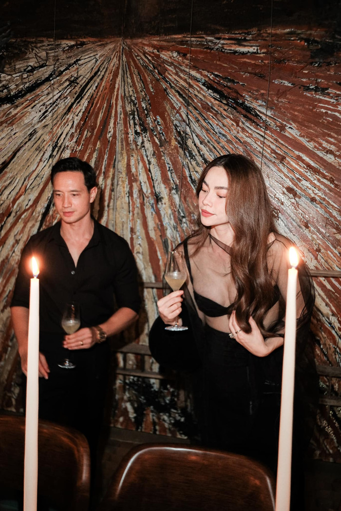 Về phần Kim Lý xuất hiện với phong cách lịch lãm, anh diện một bộ trang phục đen từ đầu đến chân, tạo sự hòa hợp hoàn hảo với vợ. Phong cách quý ông đơn giản nhưng nam tính của Kim Lý luôn 'ăn khớp' với độ quyến rũ của Hồ Ngọc Hà. Thế nên khoảnh khắc đầy tình cảm giữa Hồ Ngọc Hà - Kim Lý đã nhanh chóng nhận về nhiều lượt yêu thích, khen ngợi từ dân mạng.