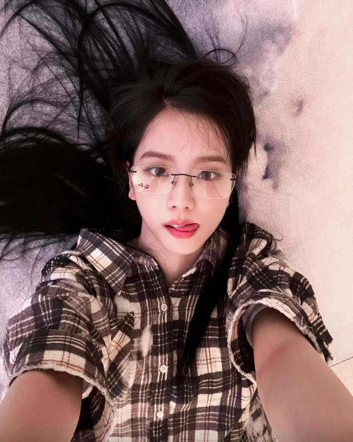Thi thoảng, Jisoo lại dành sự yêu thương cho mẫu kính mắt hình chữ nhật, gọng kính mỏng manh.