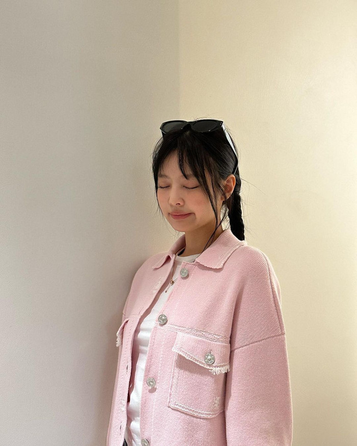 Thi thoảng, Jennie sử dụng mắt kính form hình dáng mắt mèo. Thiết kế này giúp nữ idol tăng thêm phần cá tính và thời thượng. Vẫn mẫu số chung quen thuộc trong cách chọn màu sắc lẫn phối đồ, Jennie xoay quanh những mẫu kính mắt mèo mang tông màu đen cơ bản và phối nó cùng những trang phục mang tinh thần năng động.