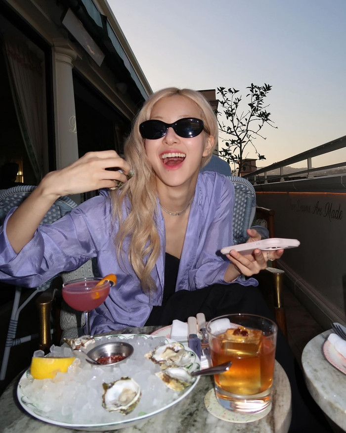 Rosé cũng sở hữu dáng mặt trái xoan, thanh toát. Trong những chuyến vui chơi, giọng ca chính BLACKPINK thường lựa chọn kính mắt oval (hình bầu dục) cỡ lớn. Rosé cũng gói gọn màu sắc cho món phụ kiện này về tông màu đen thời thượng, cá tính.