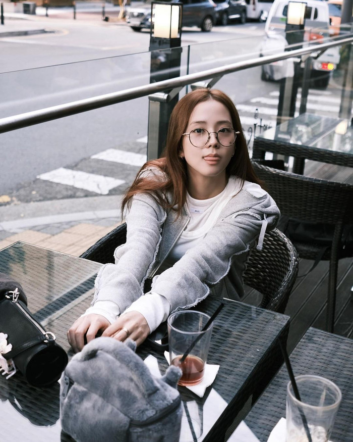 Jisoo - chị cả BLACKPINK sở hữu dáng mặt trái xoan, đường nét thanh toát chuẩn Hoa hậu Hàn Quốc. Kiểu mặt này thường không gây quá nhiều khó khăn trong việc chọn lựa kính mắt. Jisoo thường xuống phố với mẫu kính Nobita cỡ lớn giúp tăng độ nhí nhảnh và trẻ trung.