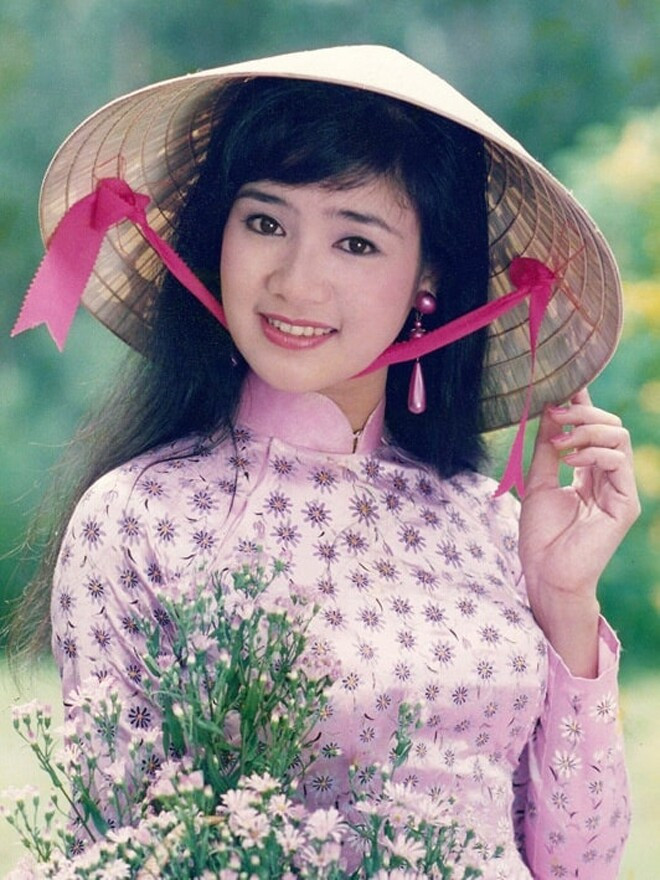 Nhan sắc thời trẻ của Thu Hà.