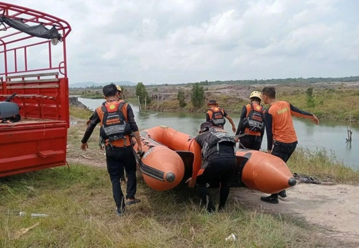 Kinh hoàng khoảnh khắc chàng trai bị cá sấu tấn công ngay trước mắt bố vợ.