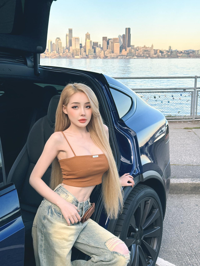 Showbiz 24h: Ngân 98 bối rối sau việc bị khán giả 'cưỡng hôn'. Ảnh: FBNV