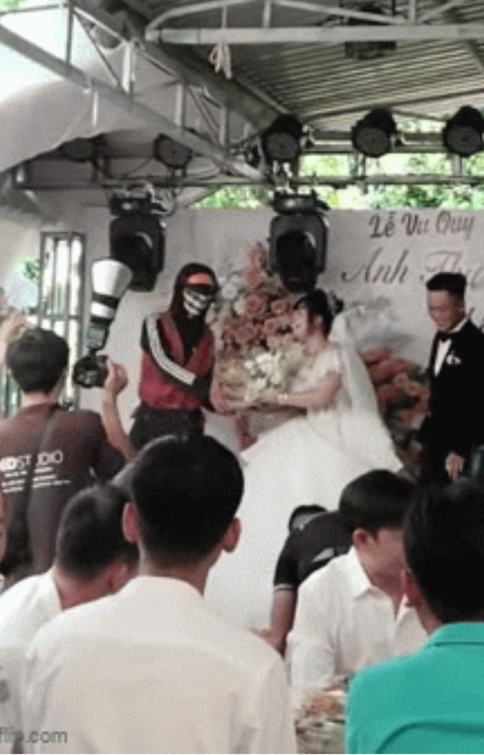 Clip chú rể bất ngờ khi shipper lên tận sân khấu giao hàng cho cô dâu trong đám cưới Ảnh 2