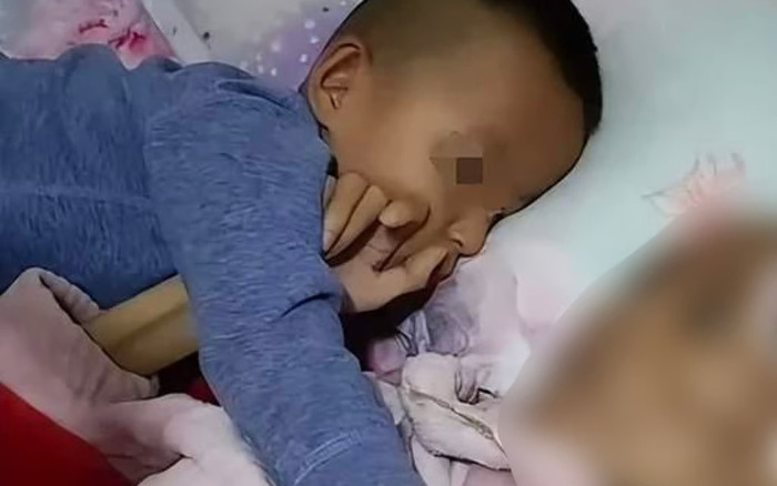 Cậu bé 4 tuổi nằm cạnh người mẹ đang hấp hối, nói một câu khiến ai cũng rớt nước mắt Ảnh 2