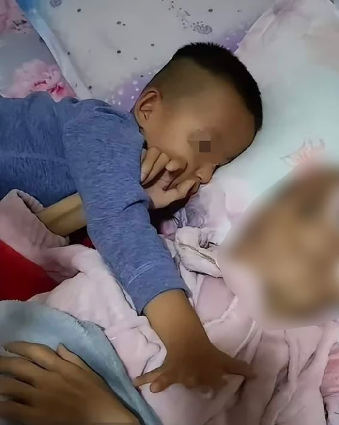 Một đoạn video do người cha quay năm ngày trước khi vợ qua đời cho thấy cảnh cậu con trai nhỏ nằm cạnh cô, ngây thơ hỏi tại sao cô không nói chuyện với cậu. Ảnh: Douyin