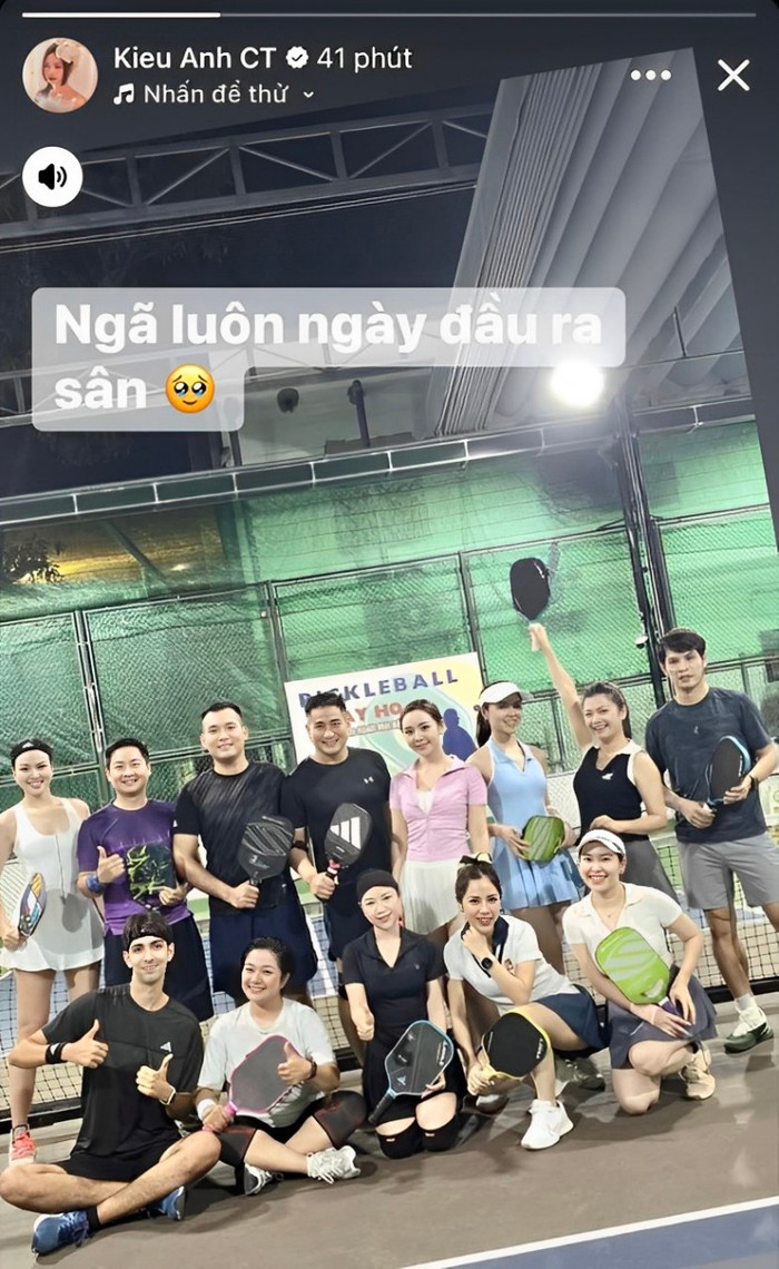 Kiều Anh (áo đen thứ 2 từ phải sang) gặp sự cố trên sân pickleball.