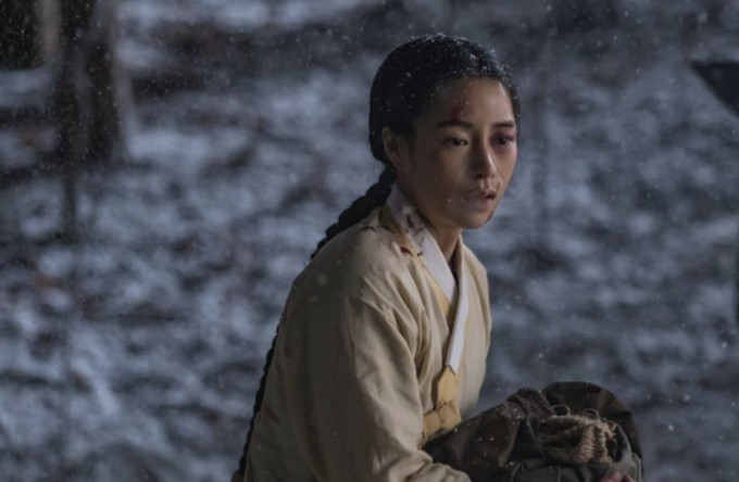 Tạo hình nô lệ khắc khổ của Lim Ji Yeon khiến khán giả sục sôi.