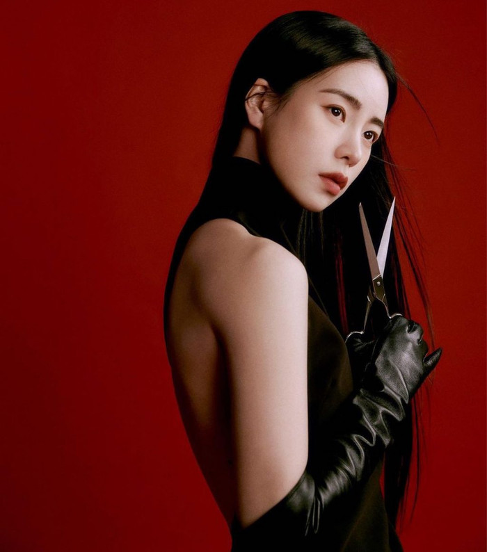 Lim Ji Yeon thanh công nhờ hai siêu phẩm Obsessed và Vương triều dục vọng giúp cô trở thành Nữ hoàng cảnh nóng được dân Hàn o bế.