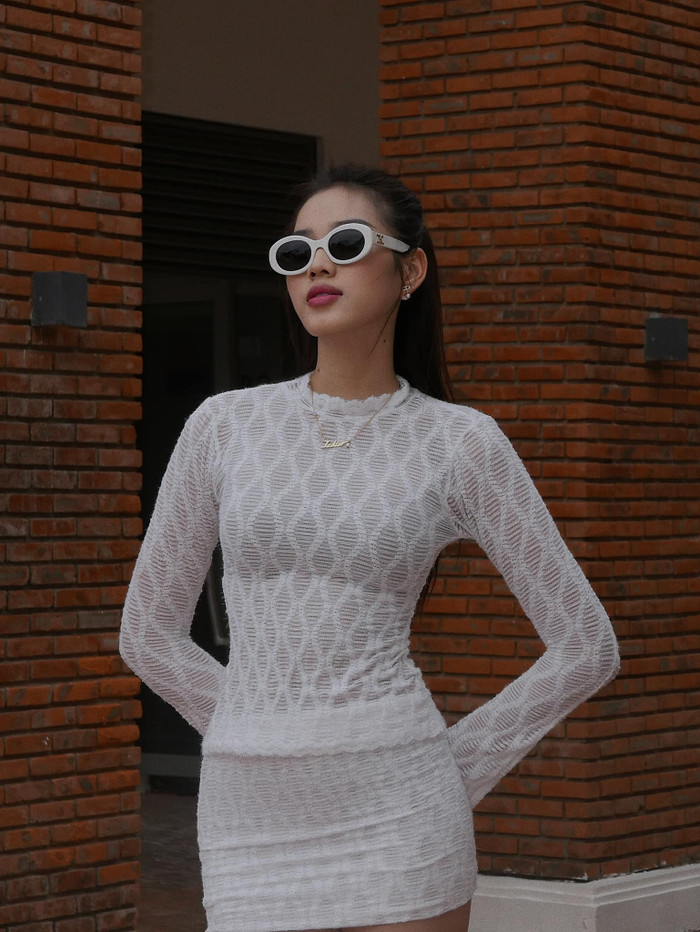 Váy áo xuyên thấu của Hoa hậu Đỗ Thị Hà thường theo tông màu trắng và đen. Đây là sự lựa chọn hoàn hảo cho những cô nàng sở hữu làn da trắng sáng.