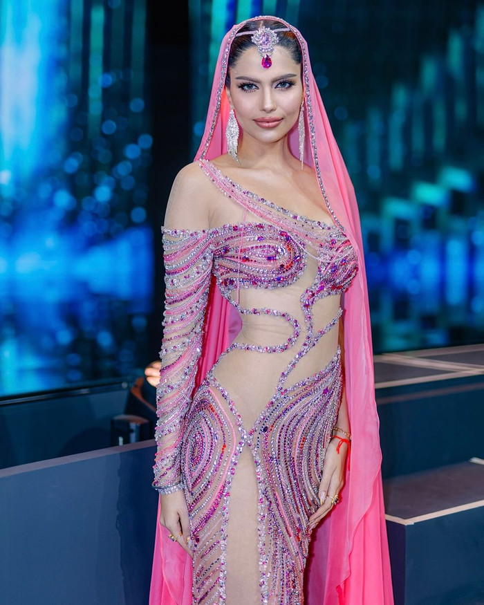 Tân Miss Grand International sinh năm 2004, hiện đang tròn 20 tuổi. Rachel Rupta ghi điểm bởi nhan sắc ngọt ngào, thu hút, chiều cao khủng 1m78 cùng vóc dáng nóng bỏng. Trước khi đến với Miss Grand International 2024, nàng hậu đã theo đuổi công việc người mẫu kiêm diễn viên tại quê nhà. Rachel Rupta hiện đang sở hữu kênh Instagram với 1 triệu người theo dõi. Đồng thời, tân Miss Grand International còn là CEO của một học viện và salon làm đẹp.