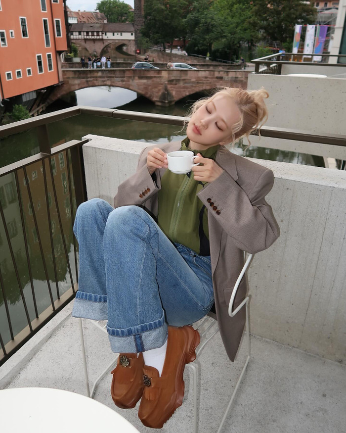 Rosé vui tươi, hạnh phúc ngập tràn với những chương mới trong sự nghiệp. Ảnh: Instagram rosesarerosie