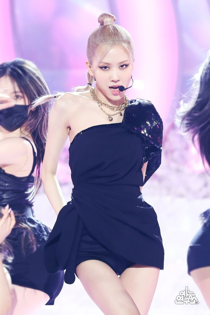 Rosé chứng minh thực lực 'đáng gờm' khi tự tin biểu diễn solo. Ảnh: Sưu tầm