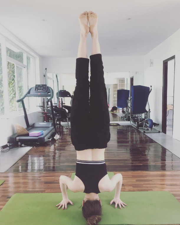 Hồ Ngọc Hà cũng là một 'fan cứng' của bộ môn yoga suốt nhiều năm. Trên mạng xã hội, 'Nữ hoàng giải trí' thường xuyên 'flex' loạt ảnh thực hiện các động tác khó vô cùng điêu luyện, chuyên nghiệp. 