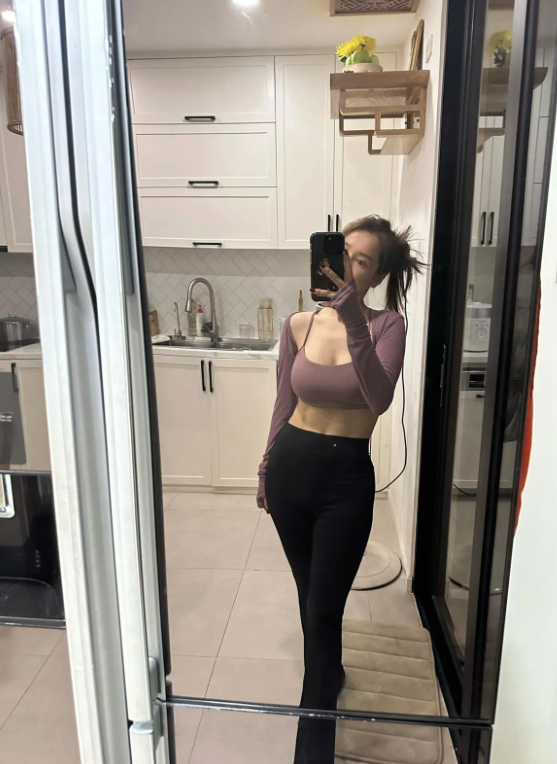 Ở tuổi 34 và sau 2 lần sinh nở, Nhã Phương sở hữu body săn chắc với vòng eo thon gọn, cơ bụng số 11 rõ nét. 