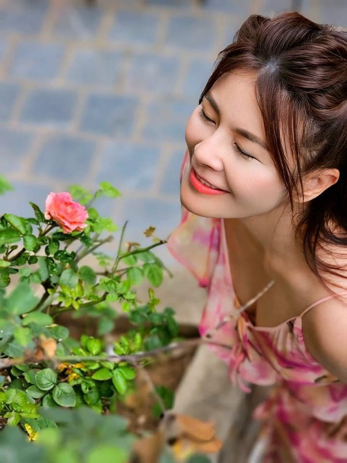 Nữ diễn viên sống độc thân, tận hưởng những thú vui trong cuộc sống ngoài công việc. 