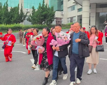 Đại gia đình đưa con trai về nhà.