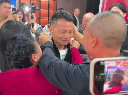 Vợ chồng bà Chen đã gặp lại con trai sau 31 năm mất tích.