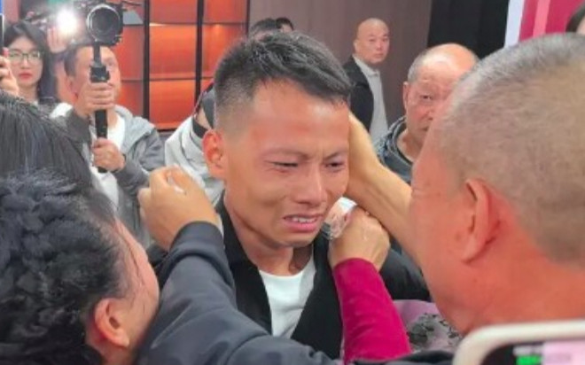 Gặp lại con trai mất tích 31 năm, bố mẹ tặng ngay ngôi nhà 4.6 tỷ đồng Ảnh 2