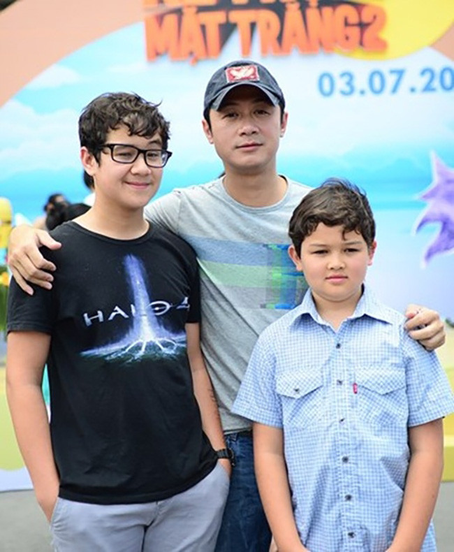 MC Anh Tuấn bên 2 con trai lai Tây.