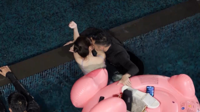 Wukong hôn má Quyên Qui